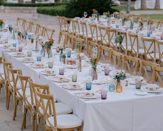 tavolo del catering in bianco apparecchiato per la cerimonia