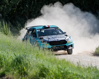 Skoda fabia rs rally2 celeste e bianca con polverone