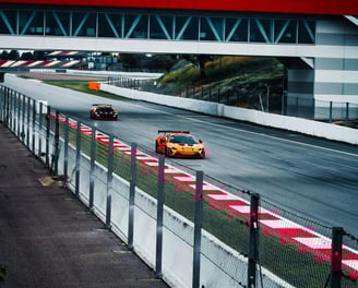 Lamborghini huracan evo gt3 arancione in pista