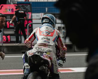 motociclista fotografato durante fase di gara