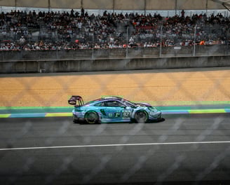 Porsche 911 gt3 celeste durante gara in pista
