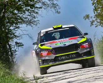 Macchina da rally Skoda fabia rs ripresa dai fotografi noline