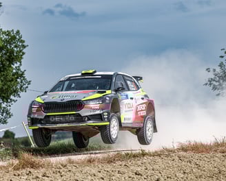 Skoda fabia rs rally2 durante salto in rally terra