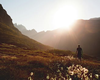 Persona in montagna al tramonto, libertà e prevenzione con VitaPlus Ponte nelle Alpi Belluno online