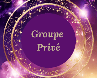 un groupe de personnes debout autour d'un cercle avec un cercle violet