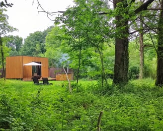 Cabane en bois dans la forêt de Sologne et bain nordique extérieur