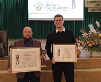 Pasieka Miodex podczas konkursu na pszczelarza roku finalista, zdjecie razem z Pszczelarzem Roku