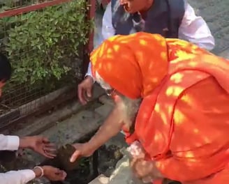 Acharya Ramanand ji Das from Ayodhya Ram Mandir tying a TreeAndHumanKnot plants a tree to begin his Bhagwad Gita
