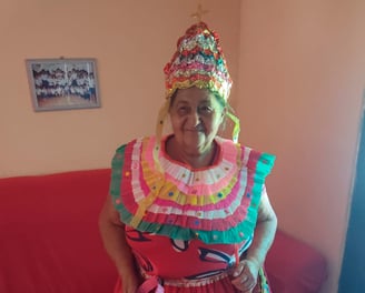 Dona Eunilde com traje do Reisado, guardiã das cantigas tradicionais da Comunidade Quilombola