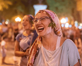 Noelia Flores sonriente y feliz en la Fiesta de la Chaya, celebrando el folclore argentino