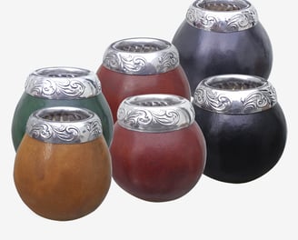 A group of mate gourds of different colors with an exclusive design, chiseled aluminum ferrule.
