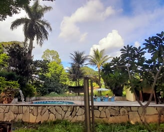 Piscina ampla para lazer e confraternizações