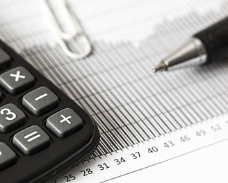 Taschenrechner, Millimeterpapier und Kugelschreiber