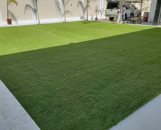 Césped sintético verde y duradero instalado en un patio trasero en Guadalajara