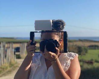 Vidéaste de mariage en pleine prise de vue, face à la caméra