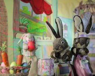 Familie Hase beim Eierfärben. Der Eierdieb Puppentheater