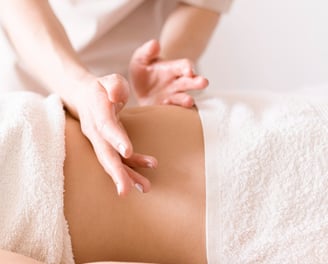 Massage du ventre d'une femme