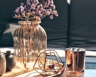 stilvoll eingerichtetes Wohnzimmer. Vase. kostenloser Einstieg in den Deep Dive in deine Schöpferkra