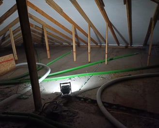 Apšiltinta stogo perdanga apšviesta prožektoriumi