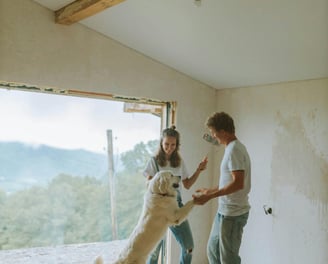 Un jeune couple est heureux d'obtenir des primes pour leur rénovation en Wallonie