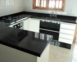 Bancada de cozinha em granito preto são gabriel, formato L L