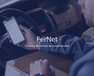 hombre en un auto con el celular en la mano