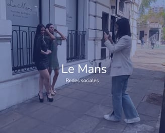 mujer sacando foto a dos chicas en la calle