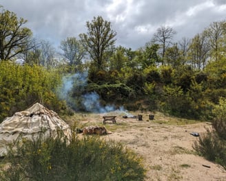 Un « wigwam » magdalénien sur l'Archéovillage d'Archéologie Pour Tous