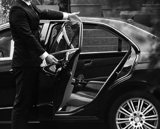 Chauffeur privé ouvrant la portière