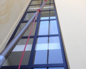 Nettoyage vitres sans échafaudage - DG Services utilise l'eau osmosée et perches télescopiques suiss