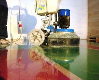 Traitement béton, ponçage et résines décoratives - solutions DG Services pour sols industriels & non
