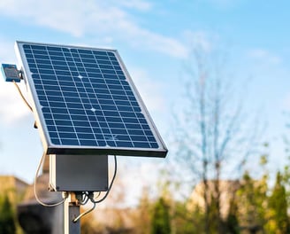 Cargador solar funcionando durante un apagón doméstico