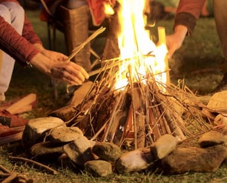 Hoguera encendida al aire libre durante situación de supervivencia