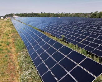 pannelli fotovoltaici installati da equipe home in un campo verde a Venezia