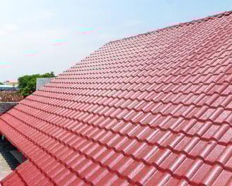 Genteng uPVC Royal Roof warna merah sebagai atap bangunan ruko di Mojokerto, Jawa Timur