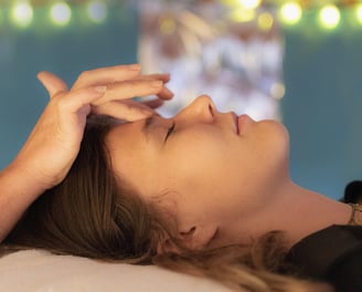 Illustration of a craniosacral reflexology session, the patrician's fingers are placed on the eyebro