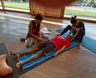 a man and woman doing a massage in a room, trattamento biointegrato