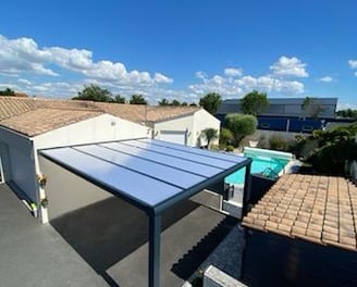 Pergola aluminium avec toit polycarbonate
