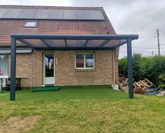 Pergola adosée a toit plat en polycarbonate
