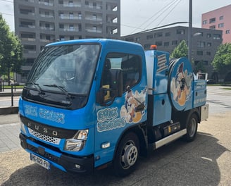 Camion bleu de débouchage Eaux-secours