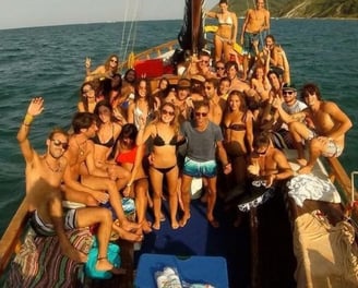 Foto di gruppo Cutter Falco, esperienze in barca con gli amici