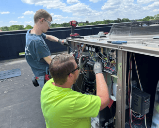 Power Plus Technicians replacing a rooftop air conditioner for the Subway restaurant in Mansion Mall Poplar Bluff, MO