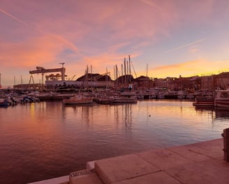 Port de La ciotat golden hour couché de soleil extraordinaire et vue sur la grue et les bateaux
