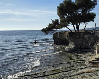 Litoral de La ciotat avec les vagues qui s'écrasent sur la côte à Arène Cros