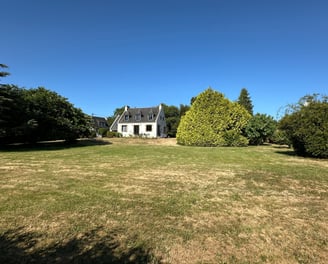Une maison avec un immense jardin donnant accès sur la Ria d’Étel