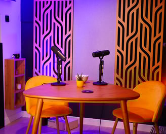 Studio de podcast professionnel - décor de podcast d'interview