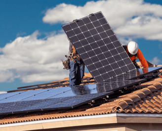 Instalación de paneles solares en una reforma sostenible en Valencia para mejorar la eficiencia energética del hogar.