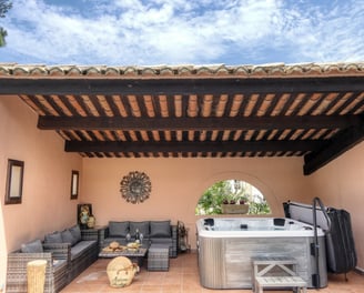Coin spa/ jacuzzi avec salon d'été du mas de l'Enclos du Soleil le Vent