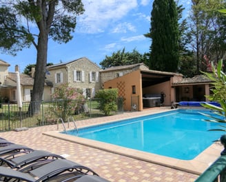 Pool house avec grande piscine du mas de l'Enclos du Soleil le Vent