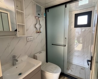 Vue intérieure salle de bain tiny house